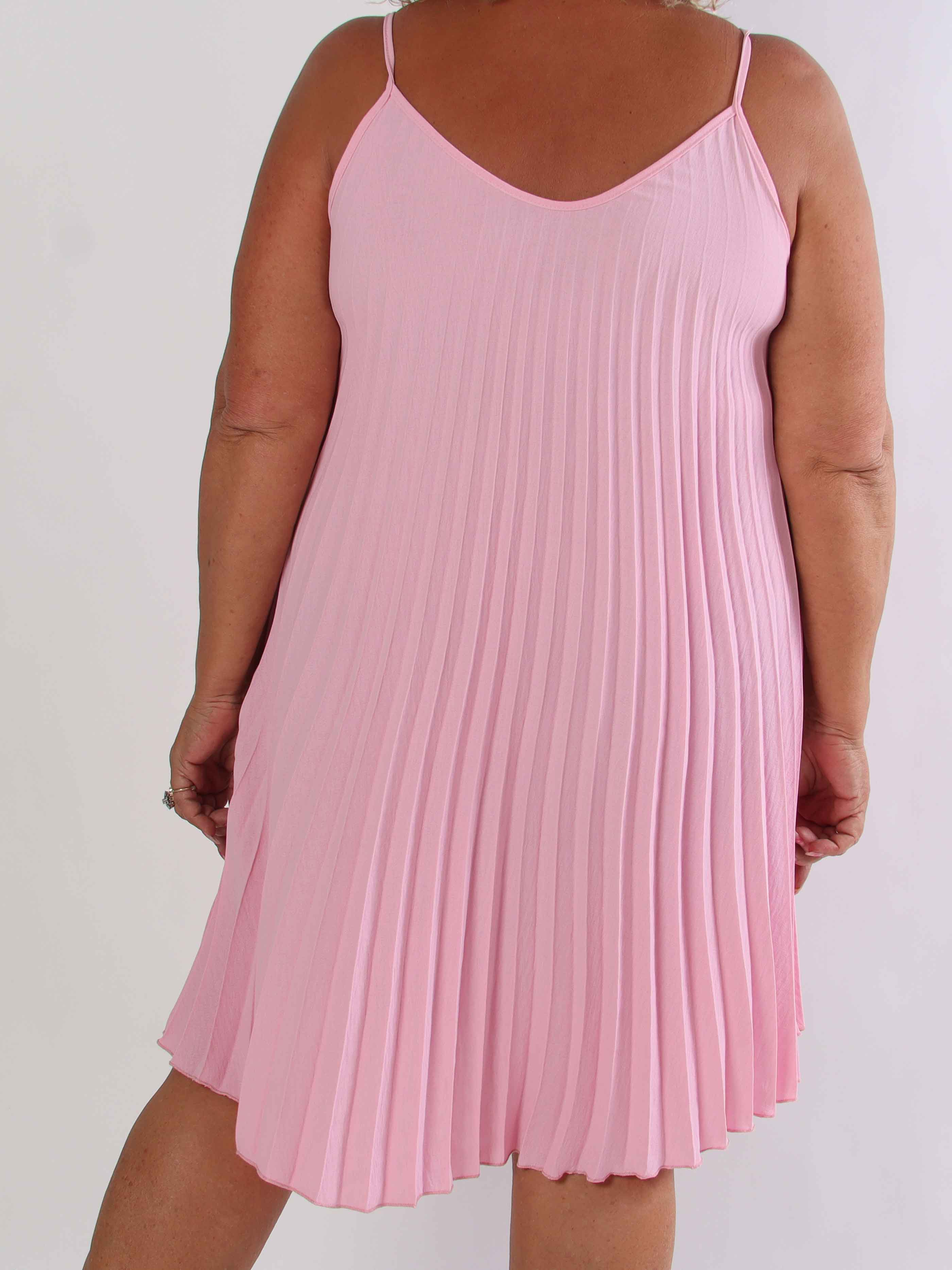 Tonia Short - Elegant plisseret plus size kjole i en blød og let viskoseblanding